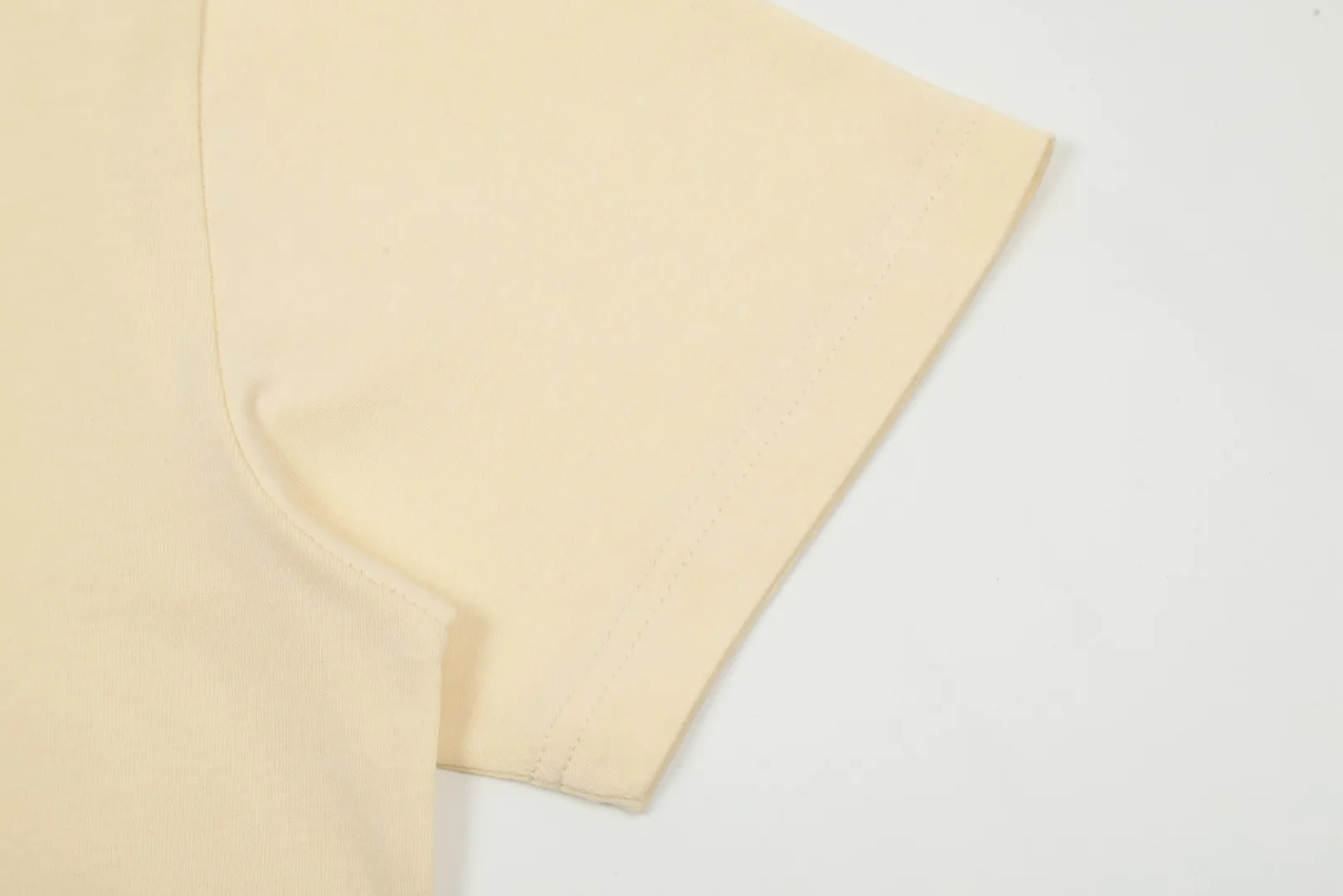 vivienne west wood Queen Mother West Jingdong Maillard color matching small label embroidered short-sleeved color matching high-end niche fashionable must-have matching style 2024 top hot style No need to say more details directly open the full range of correct accessories every detail is completely restored and directly filled up Size: XS-L Color: coffee apricot